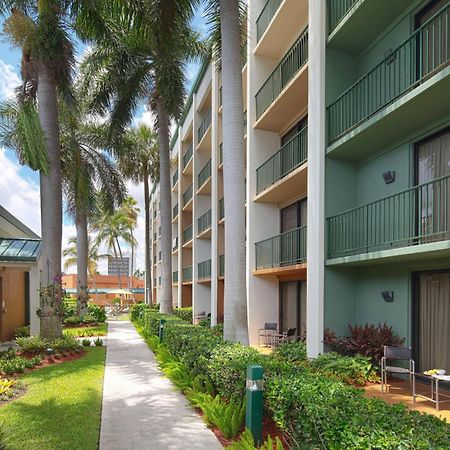 Courtyard By Marriott Fort Lauderdale East / Lauderdale-By-The-Sea Exterior photo