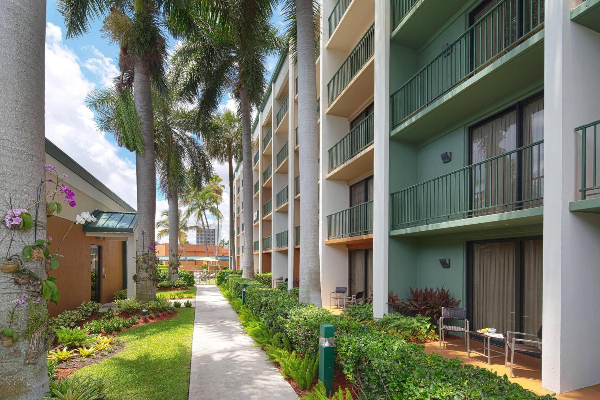 Courtyard By Marriott Fort Lauderdale East / Lauderdale-By-The-Sea Exterior photo