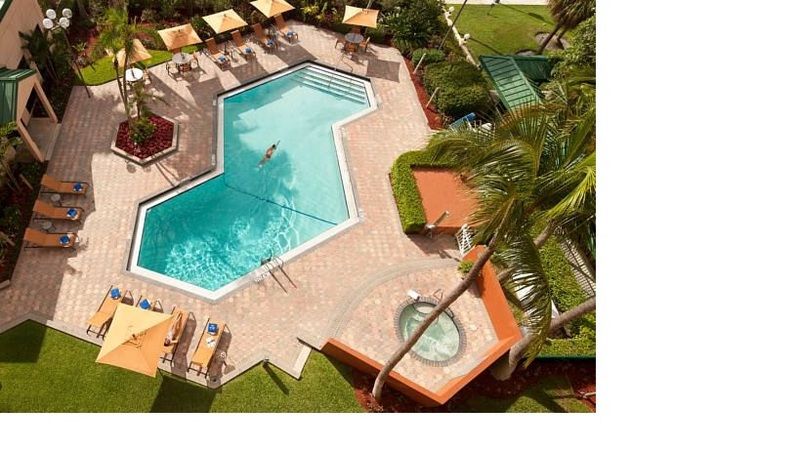 Courtyard By Marriott Fort Lauderdale East / Lauderdale-By-The-Sea Exterior photo